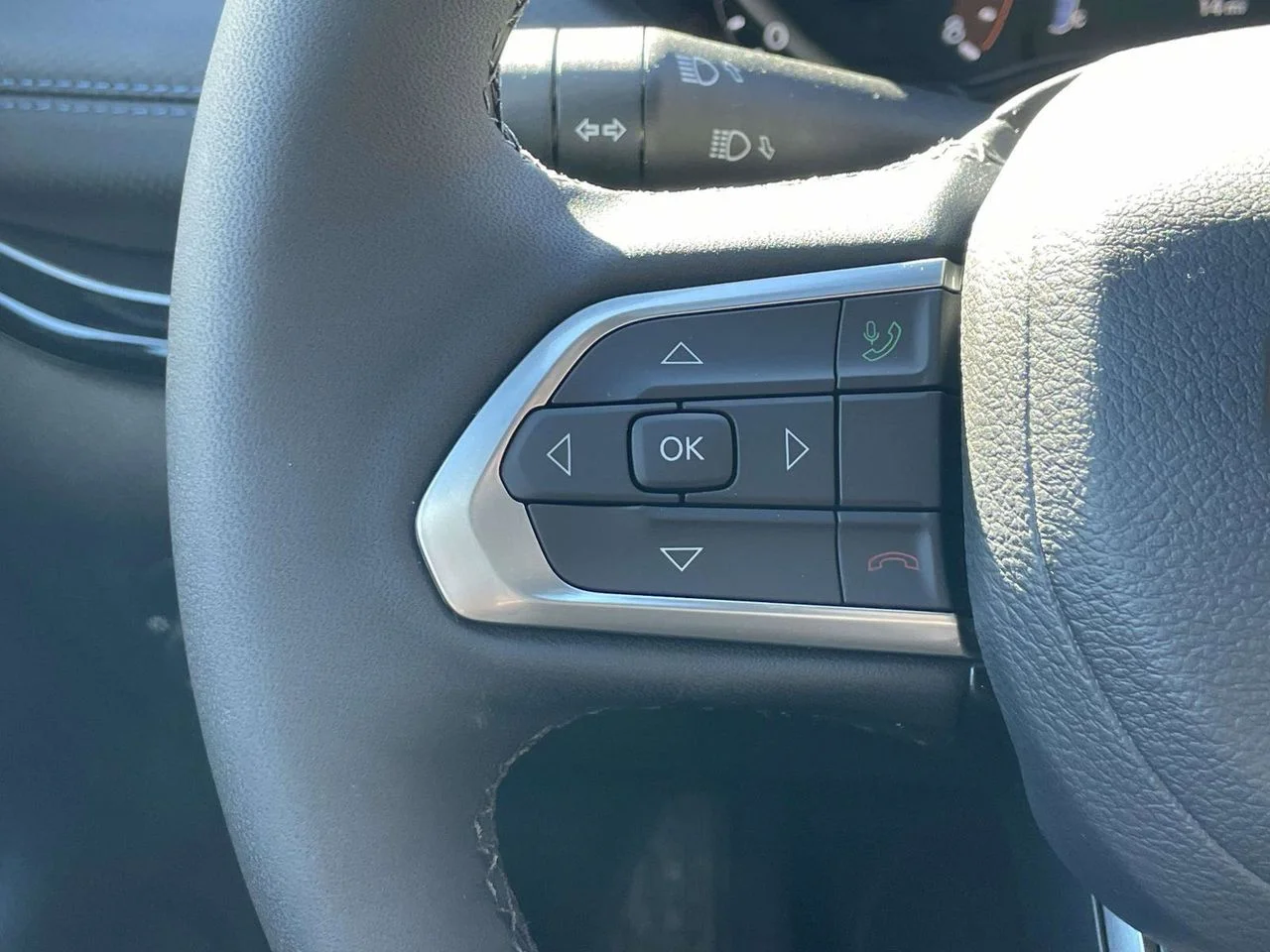 New 2026 Bright White Clear-Coat Exterior Paint Jeep Latitude image 14