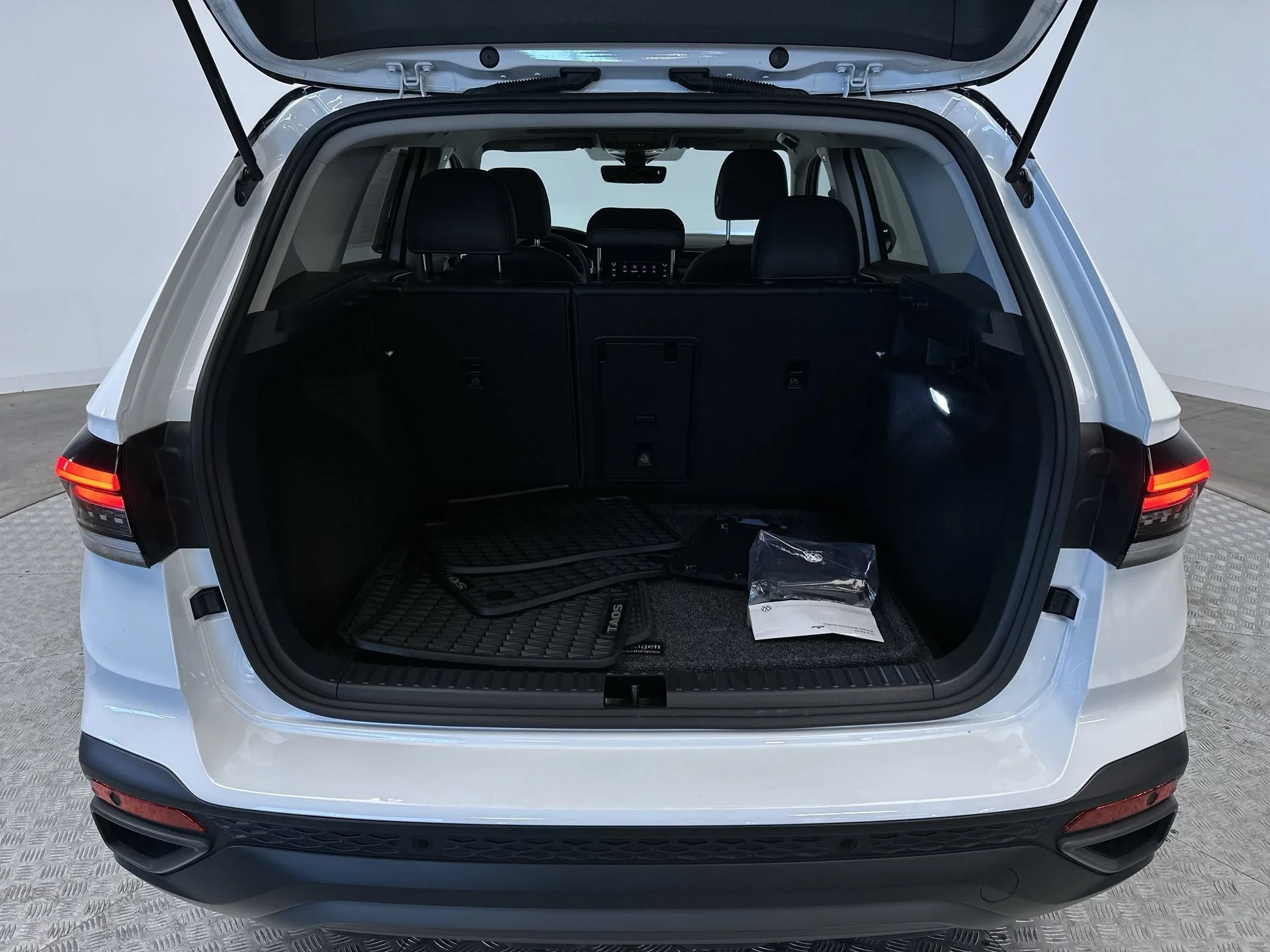 2025 Volkswagen Taos SE Black - Photo 24