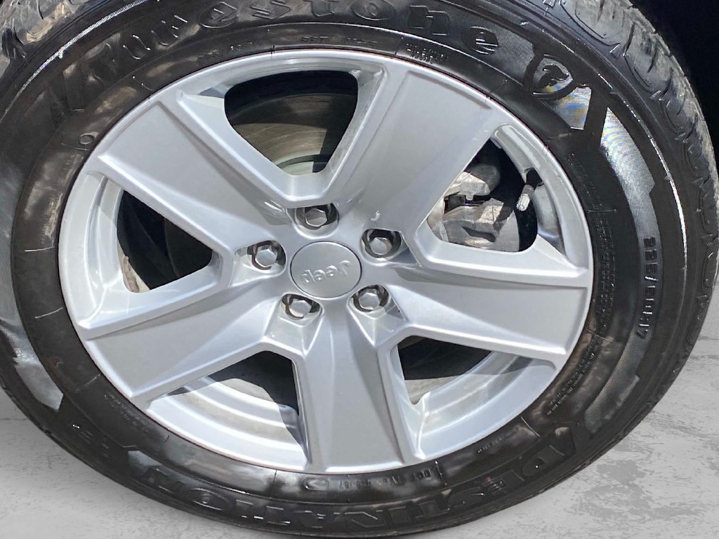 Used 2022 Black Jeep Latitude image 24