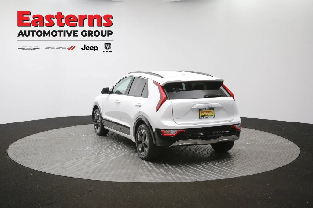 Used 2023 White Kia Wind image 60