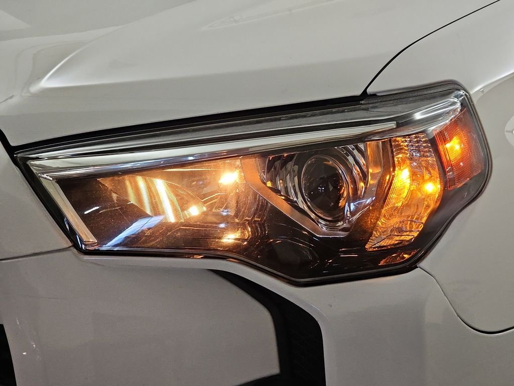 Used 2019 White Toyota SR5 Premium image 32