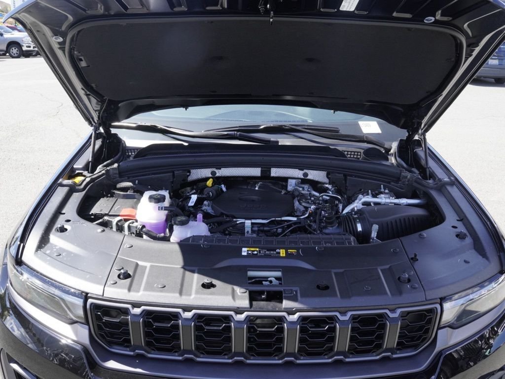 New 2026 Diamond Black Crystal Pearl-Coat Exterior Paint Jeep Laredo Altitude image 28