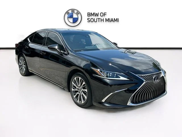 2020 Lexus ES 300h 300h's photo