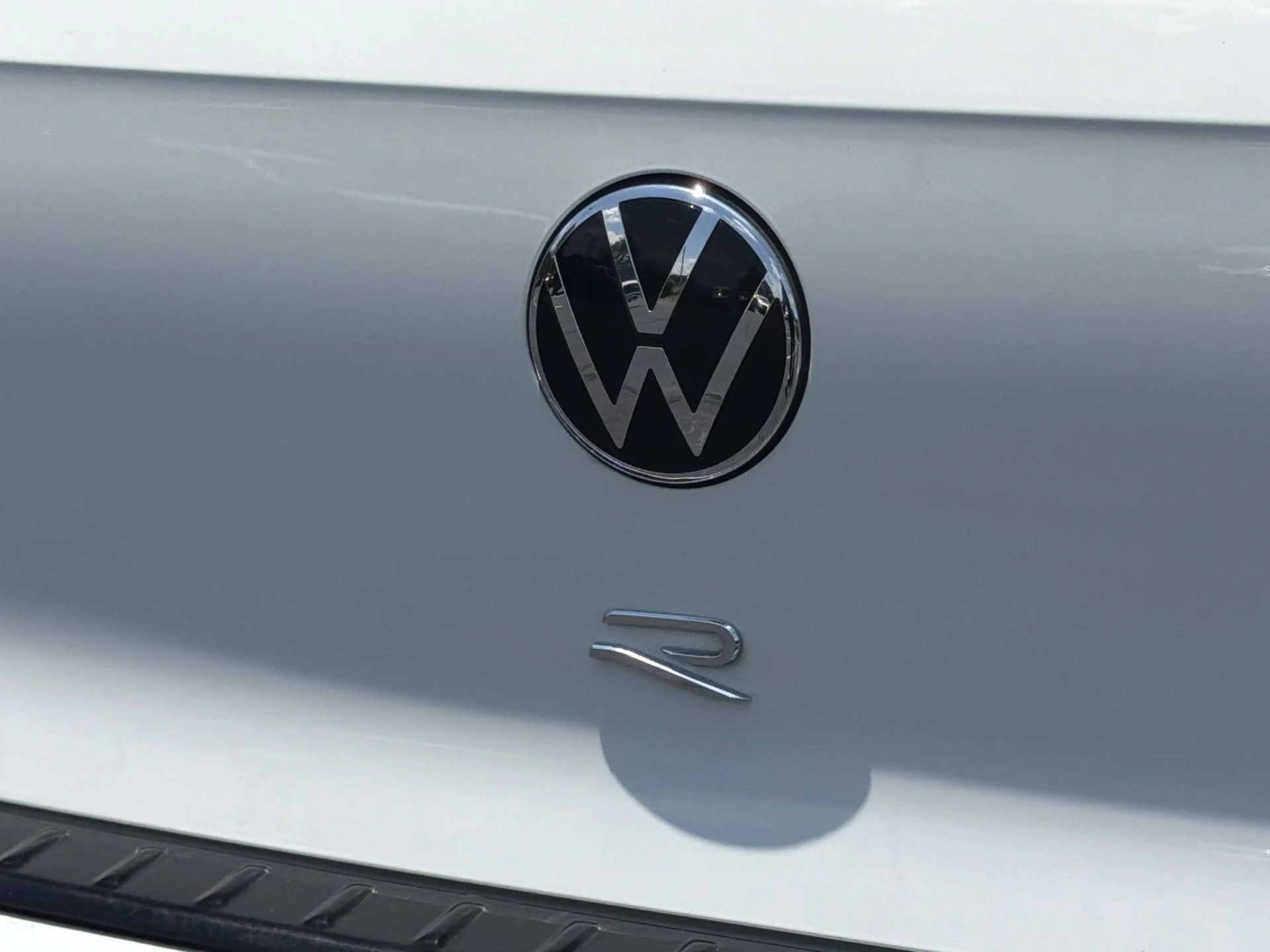 Certified Used 2022 Pure White Volkswagen 2.0T image 26