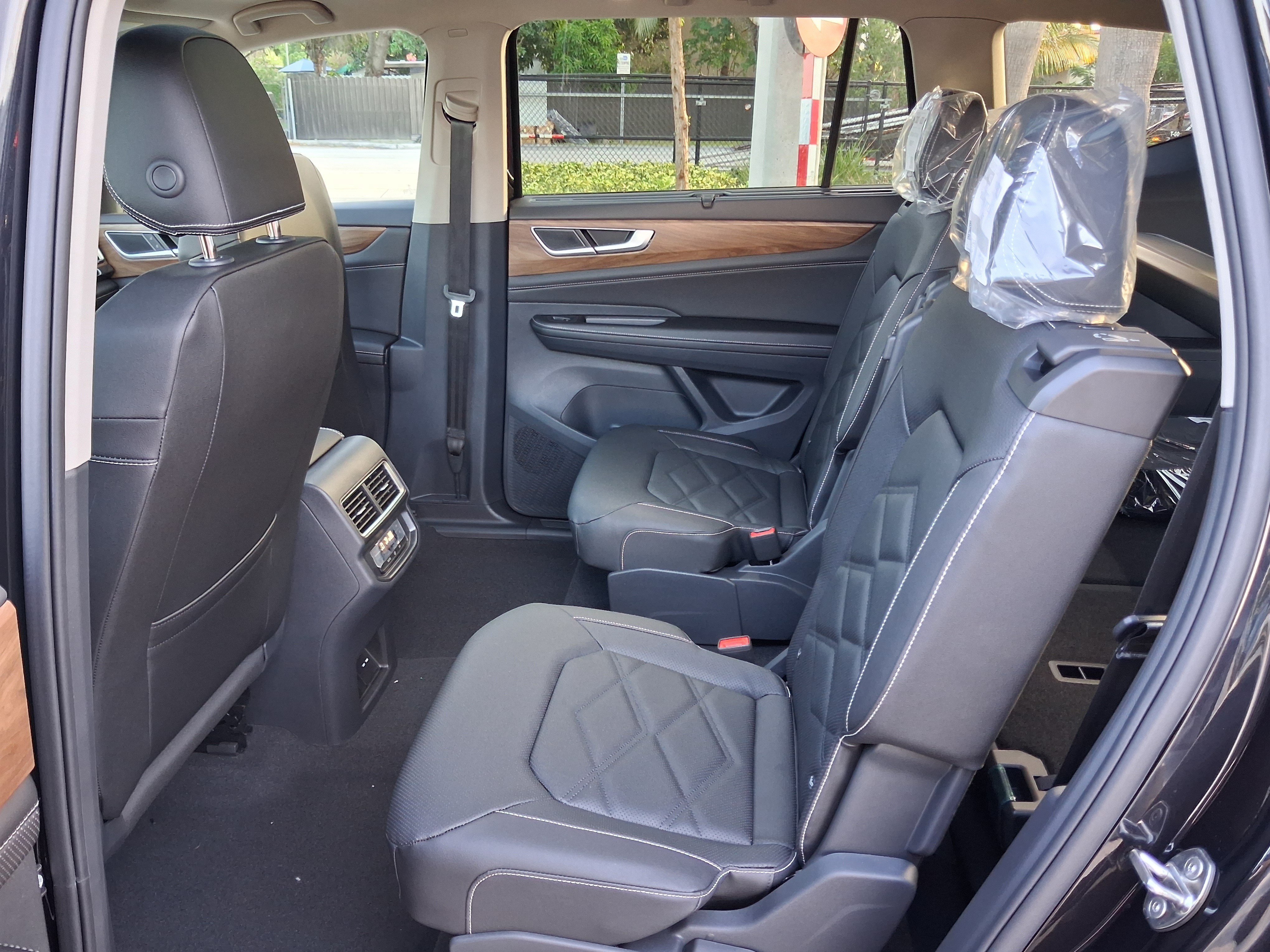 New 2026 Black Volkswagen 2.0T SE w/Technology image 5