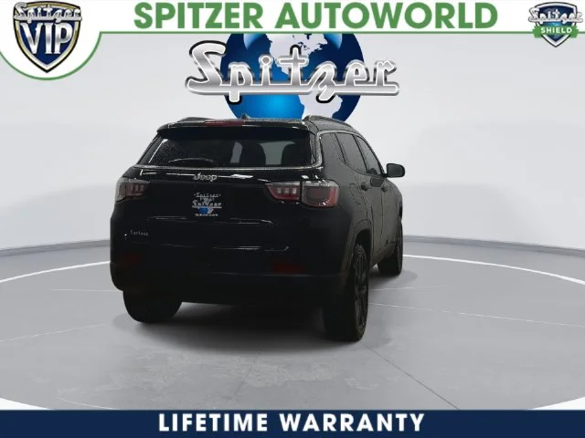 New 2026 Diamond Black Crystal Pearl-Coat Exterior Paint Jeep Latitude image 16