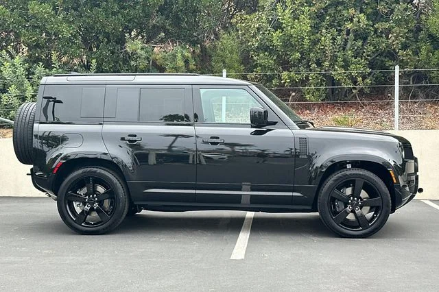 New 2026 Santorini Black Land Rover X-Dynamic SE image 6