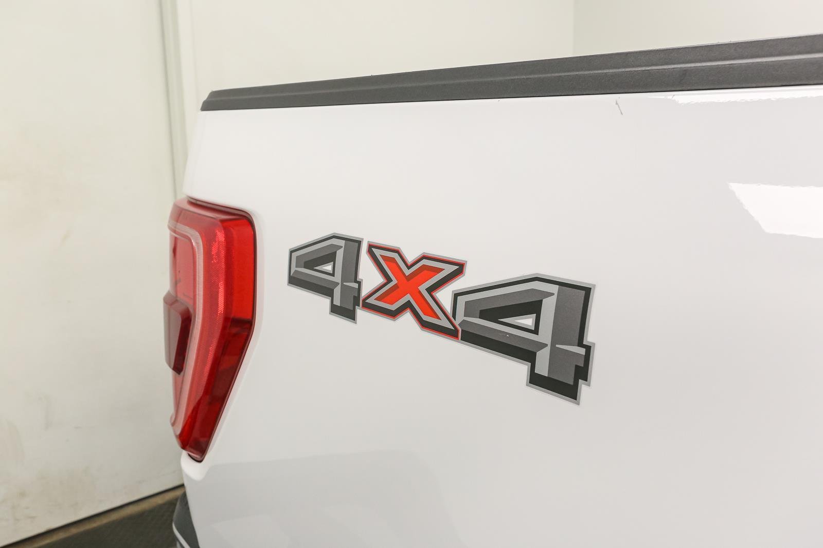 Used 2023 Oxford White FORD XL image 8