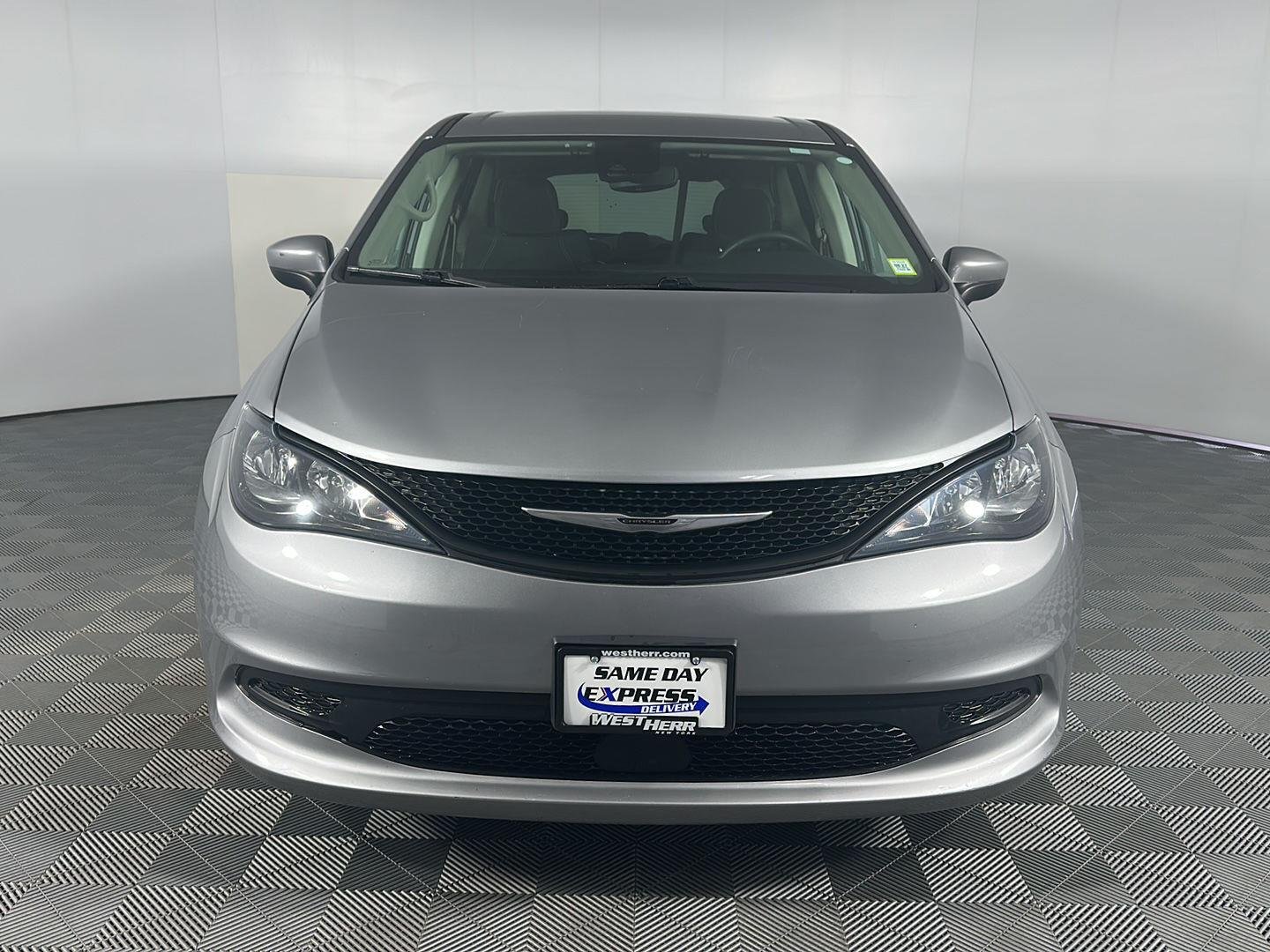 Used 2021 Billet Silver Metallic Clearcoat Chrysler LX image 3