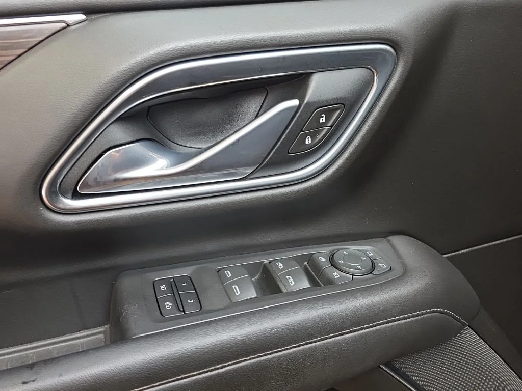 Used 2021 Black Chevrolet Z71 image 28