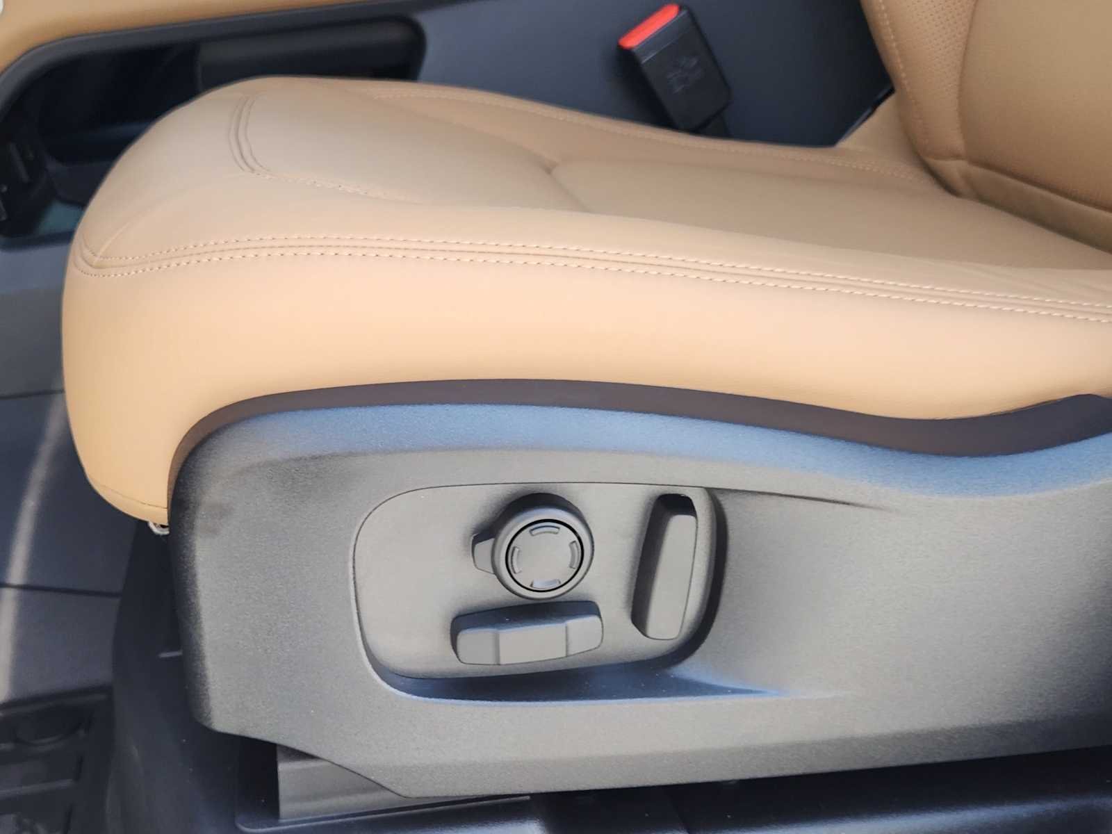 New 2026 Fuji White LAND ROVER X-Dynamic SE image 23