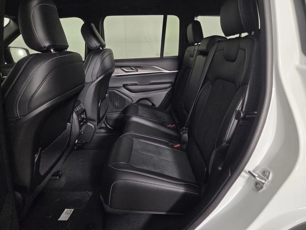 New 2026 Bright White Clear-Coat Exterior Paint Jeep Laredo Altitude image 17