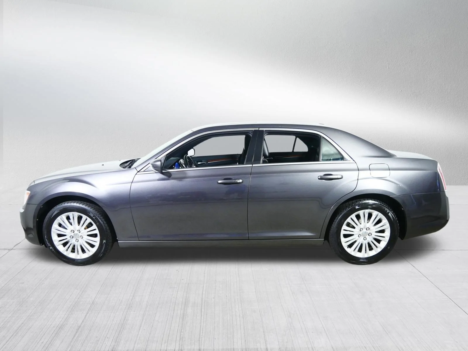 Used 2014 Granite Crystal Metallic Clearcoat Chrysler  image 4