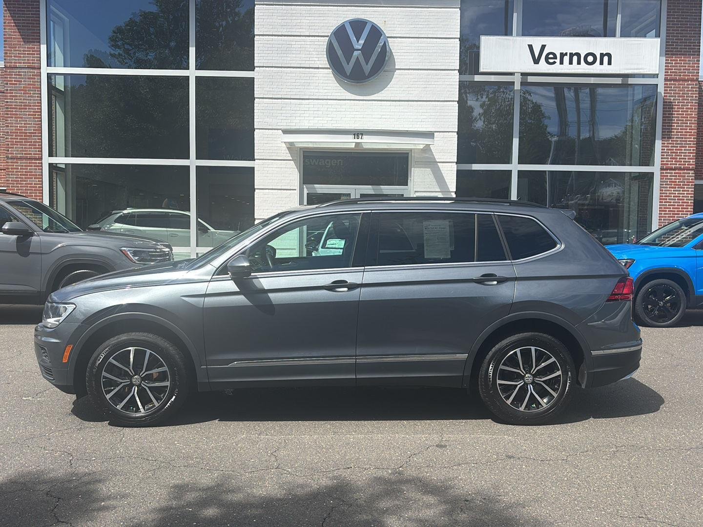 Used 2021 Platinum Gray Metallic Volkswagen SE image 3