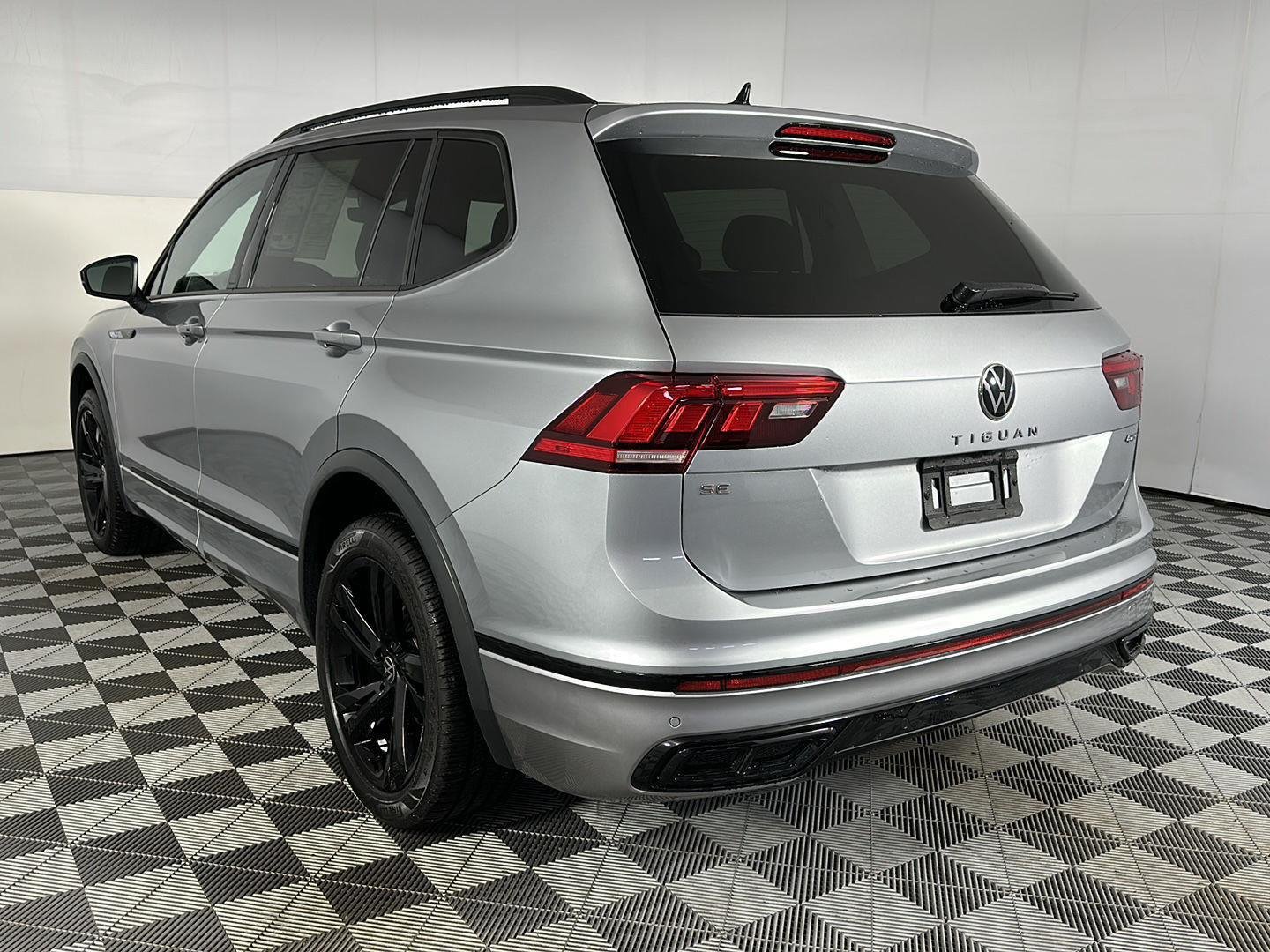 Used 2024 Pyrite Silver Metallic Volkswagen SE R-Line Black image 22