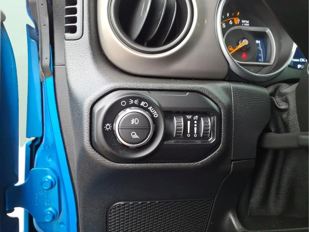 Used 2021 Blue Jeep Sport image 21