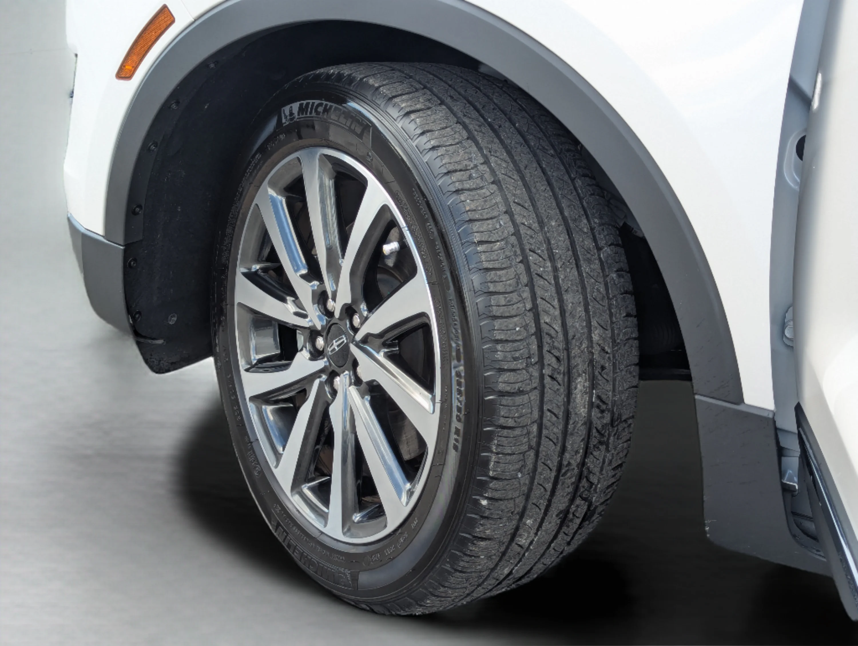 Used 2019 White Platinum Clearcoat Metallic Lincoln Reserve image 48