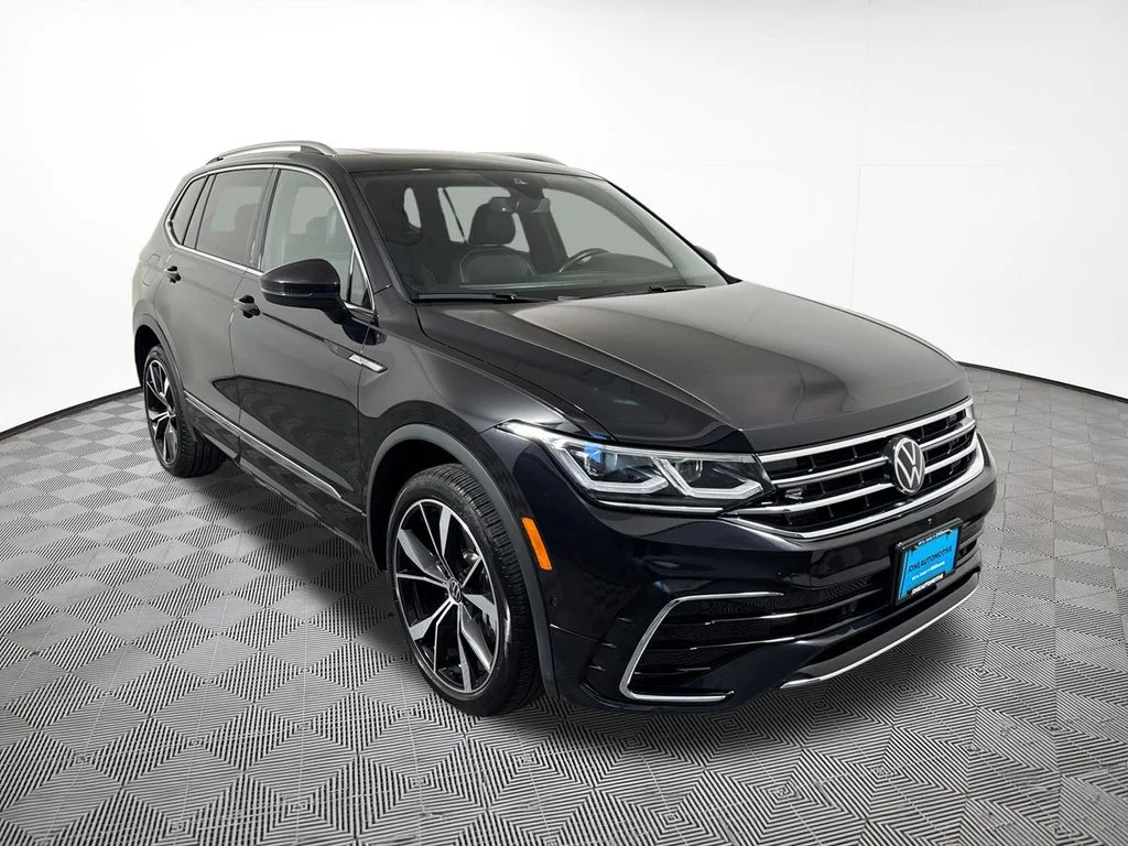 Used 2024 Black Volkswagen 2.0T SEL R-Line image 4