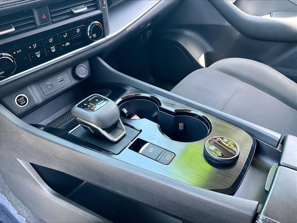 Used 2023 Glacier White Nissan S image 19
