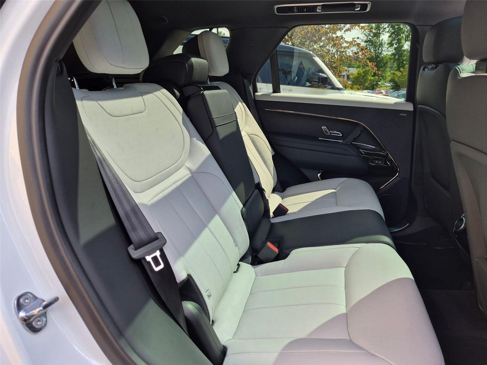 Used 2024 Fuji White Land Rover Dynamic SE image 28