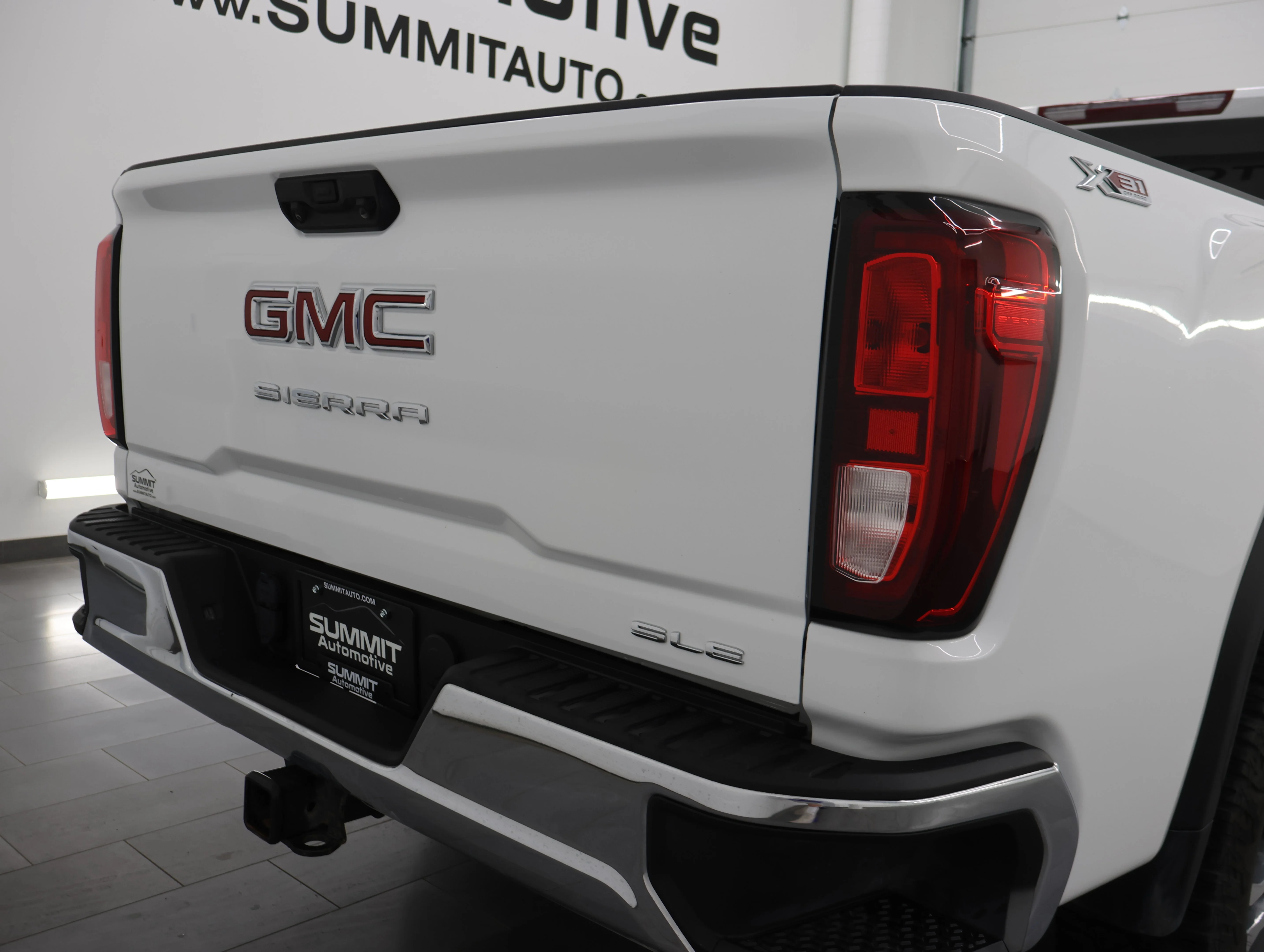 Used 2025 Summit White GMC SLE image 28