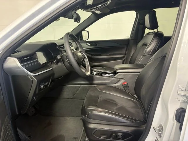 Used 2023 White/off-white Jeep Altitude image 23
