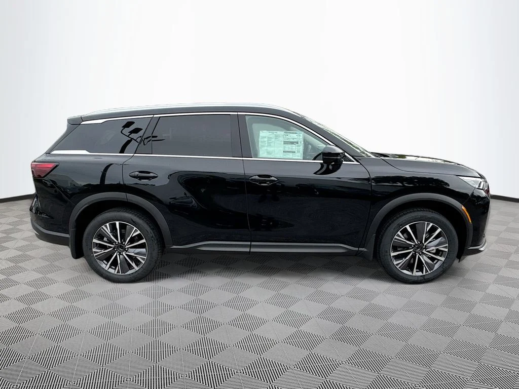 New 2027 MINERAL BLACK INFINITI Luxe FWD image 4