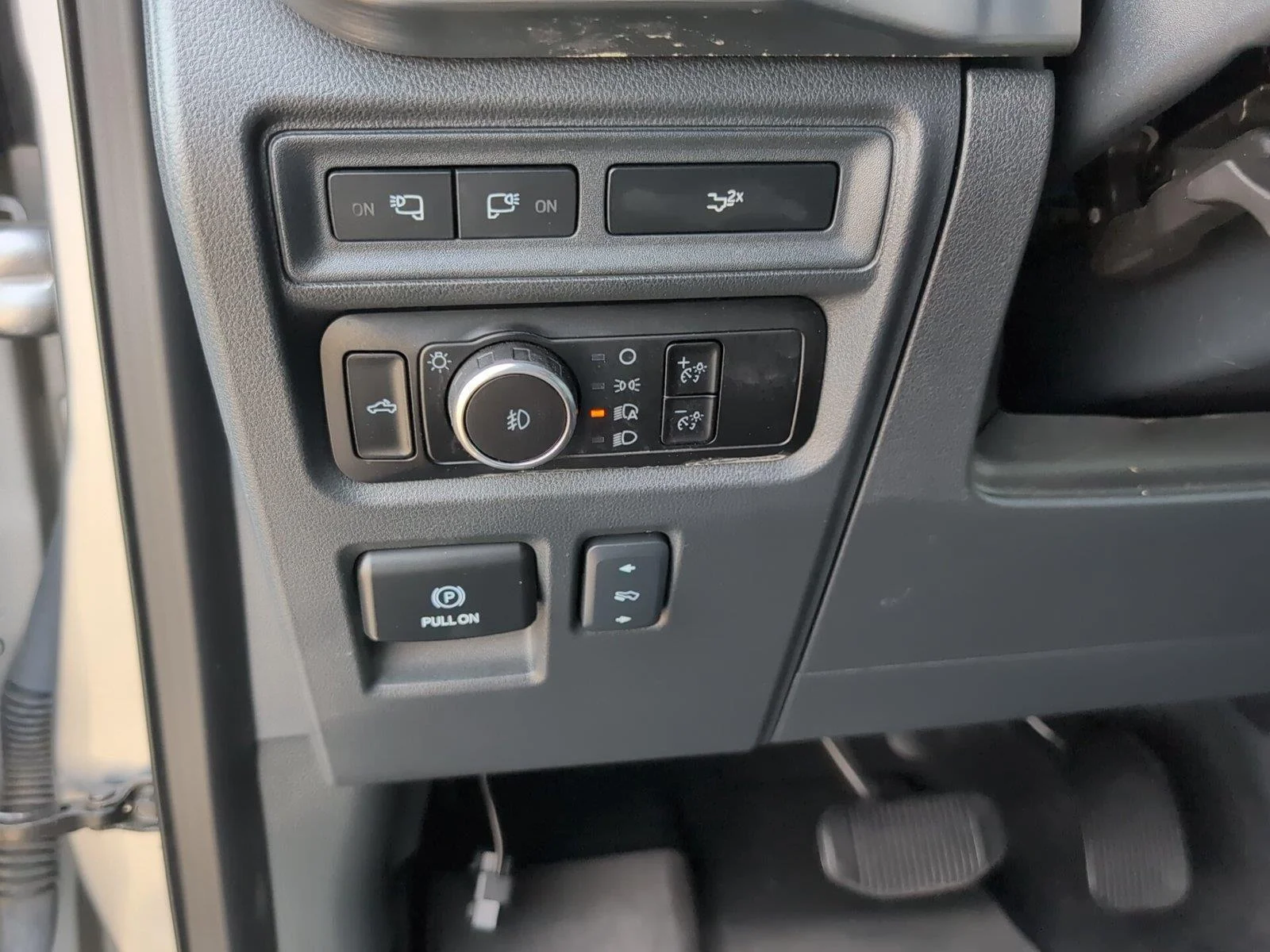 Used 2023 Iconic Silver Metallic Ford LARIAT image 37