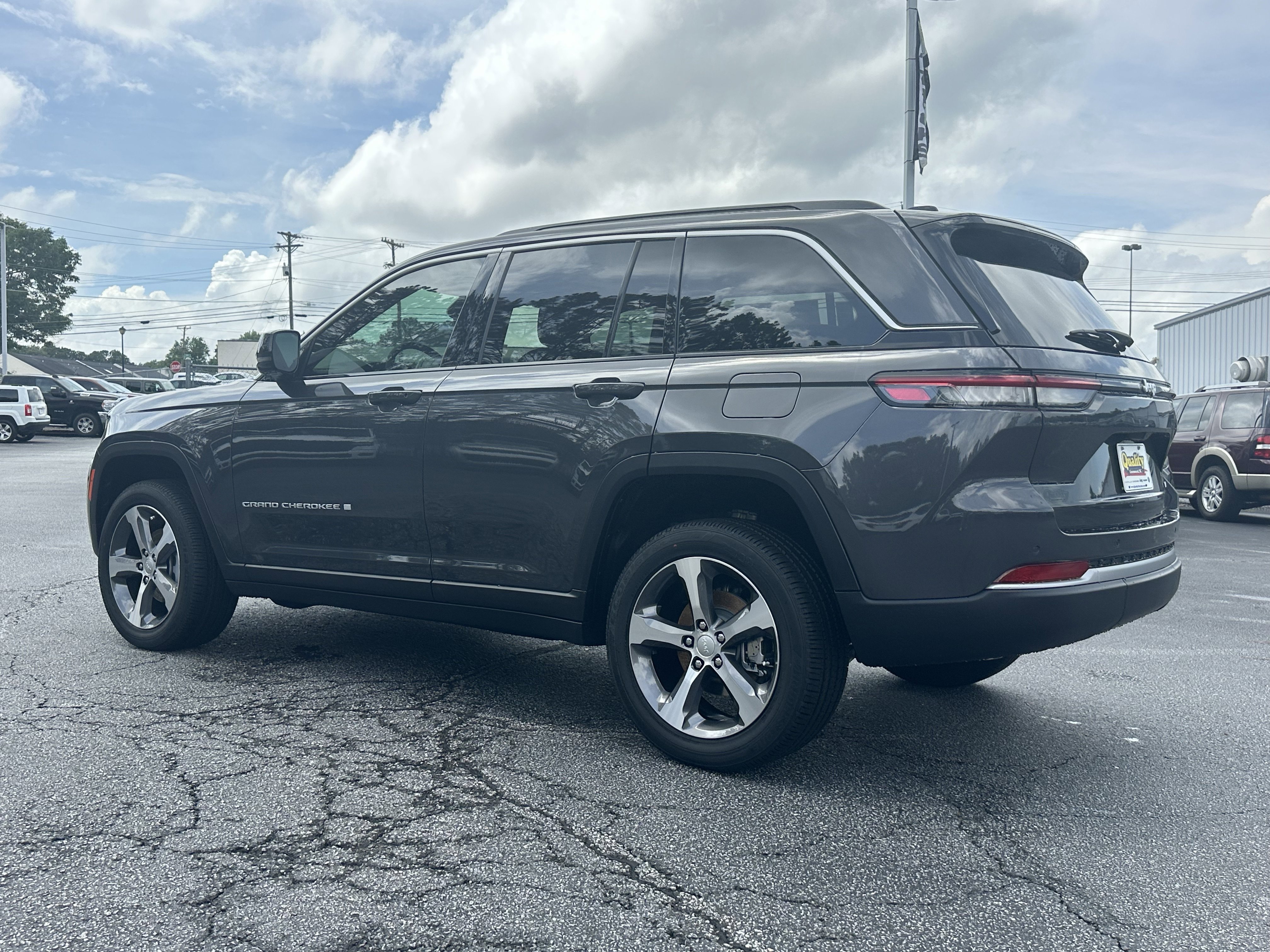 New 2026 Baltic Gray Metallic Clear-Coat Exterior Paint Jeep Limited image 6
