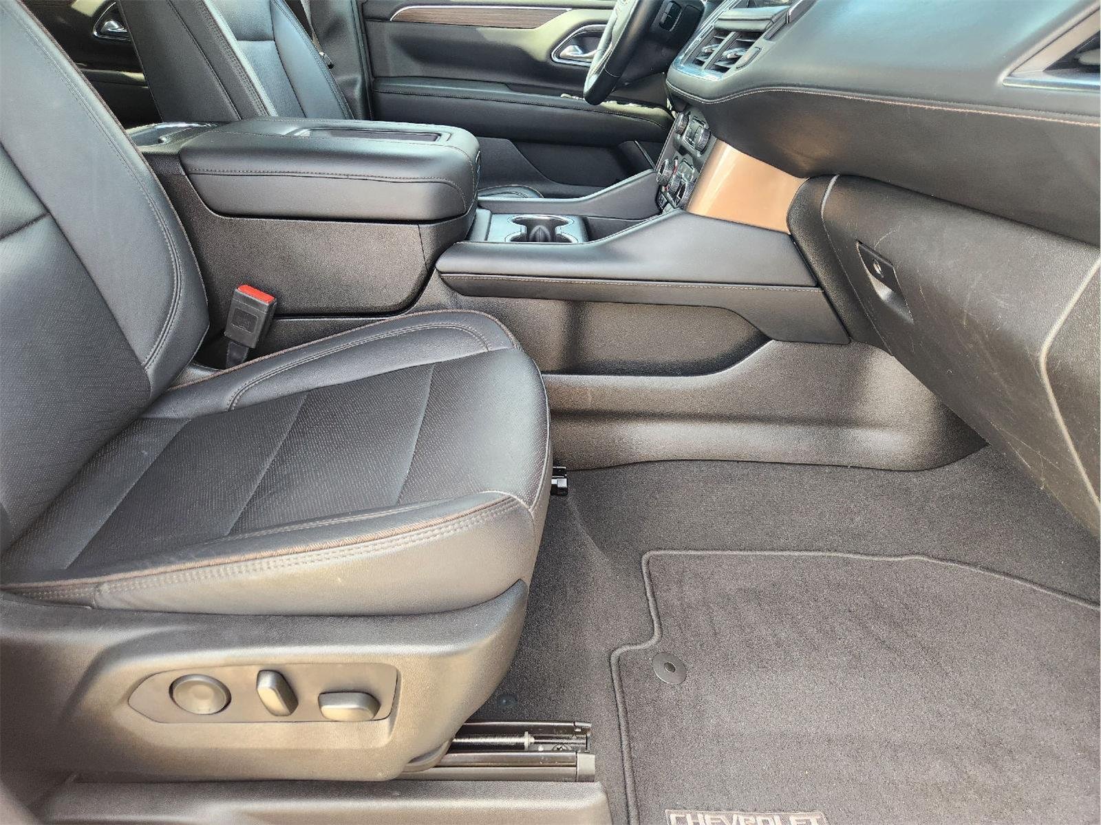 2023 Chevrolet Suburban photo 13 of 30