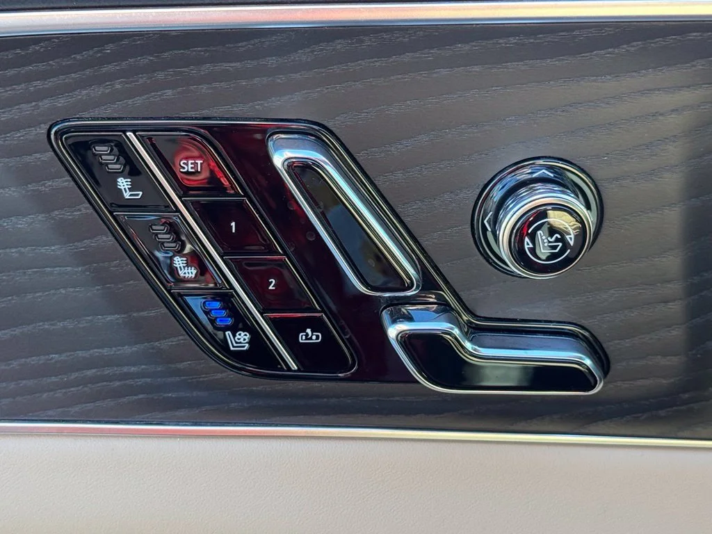 Used 2026  Cadillac Signature Luxury image 17