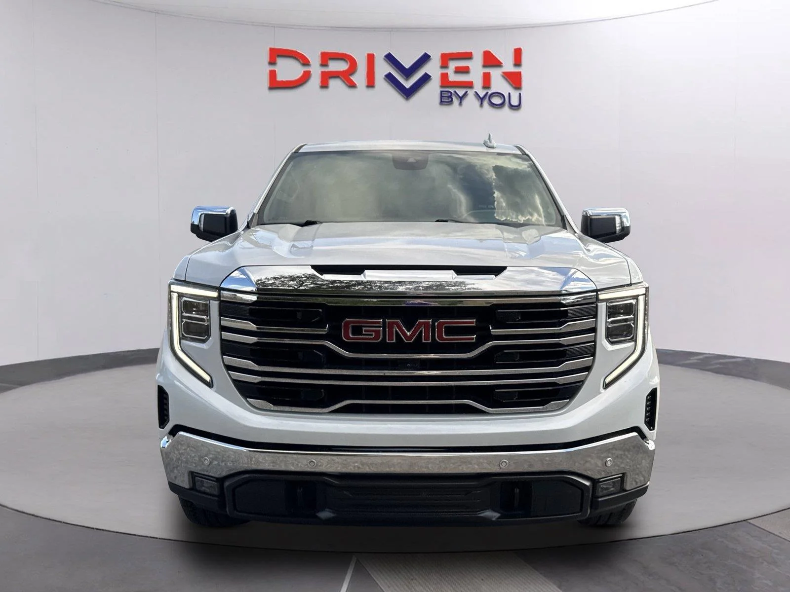 Used 2024 White Frost Tricoat GMC SLT image 9