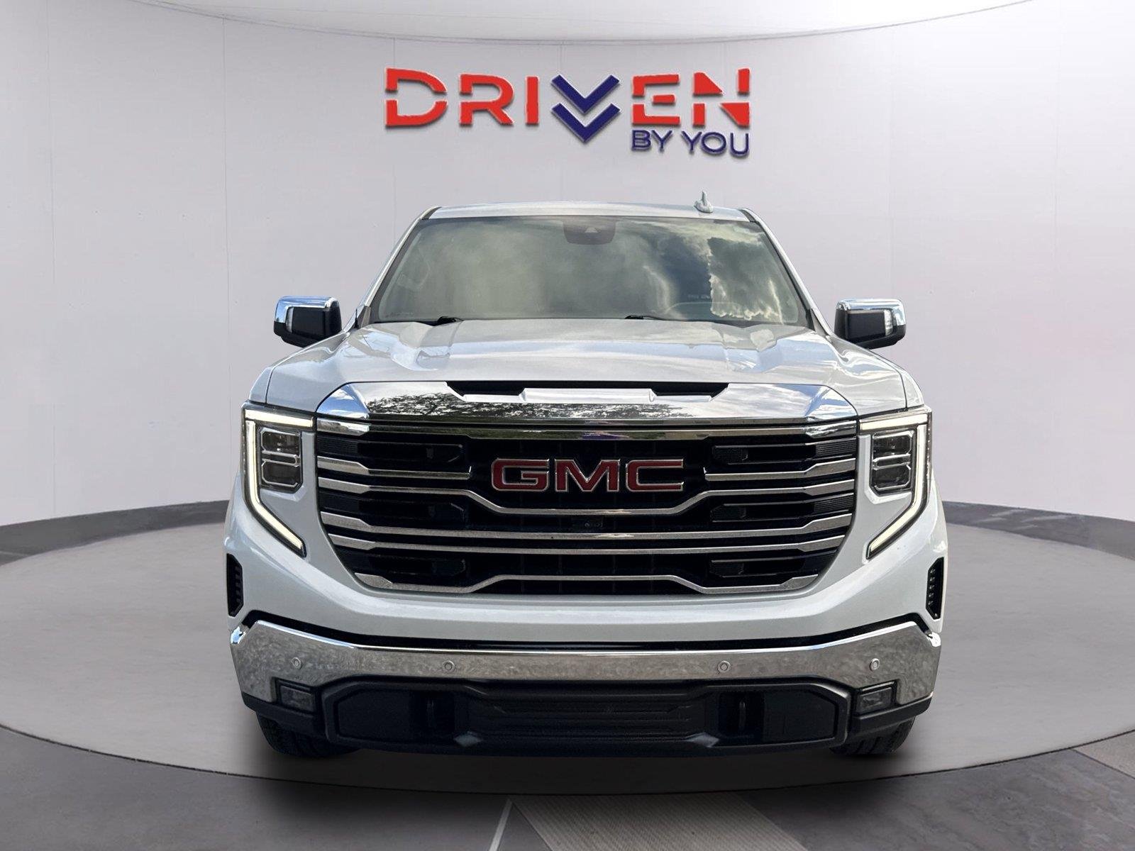 Used 2024 White Frost Tricoat GMC SLT image 9