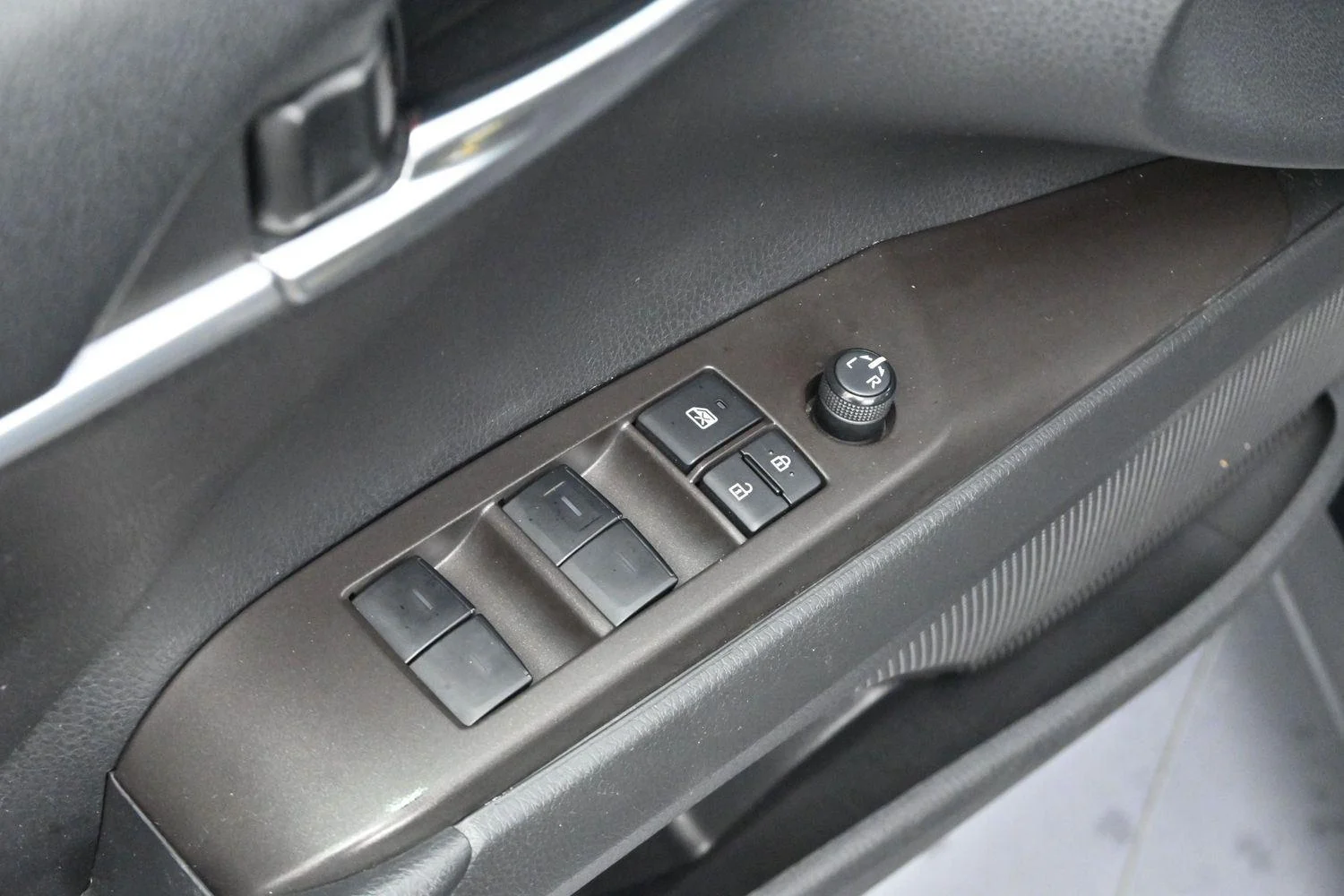 Used 2022 Midnight Black Metallic Toyota LE image 10