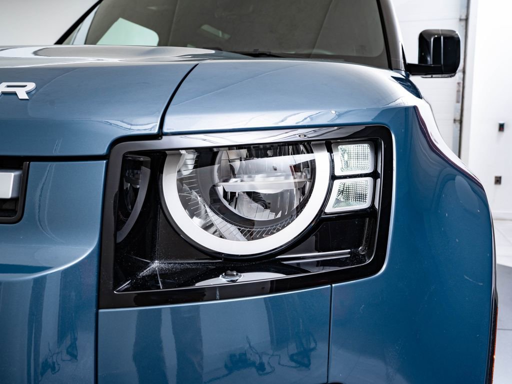 Used 2023 Tasman Blue Metallic Land Rover S image 15