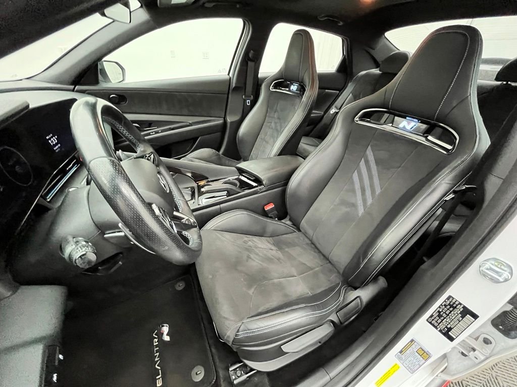 Used 2022 White Hyundai Base image 19