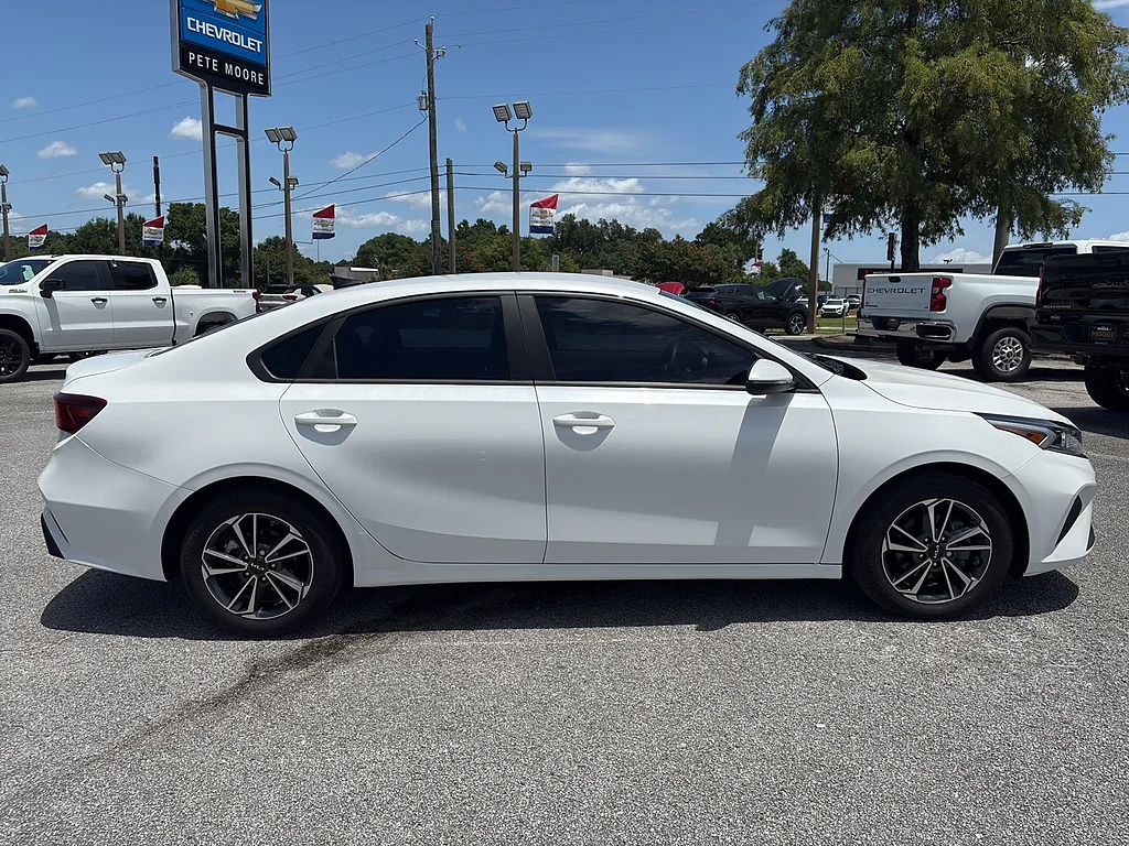 Used 2023 Snow White Pearl Kia  image 4