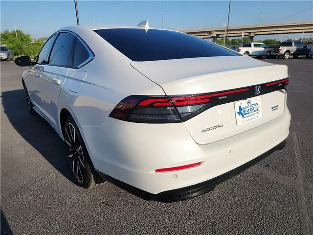 Used 2025 White Honda Touring image 3