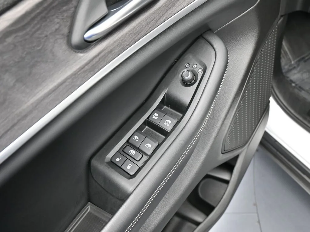 Used 2024 White Jeep Limited image 14