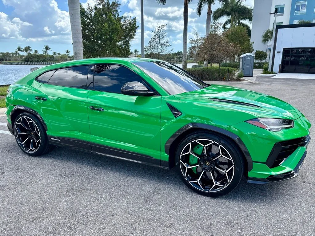 Used 2024 Green Lamborghini Performante image 4