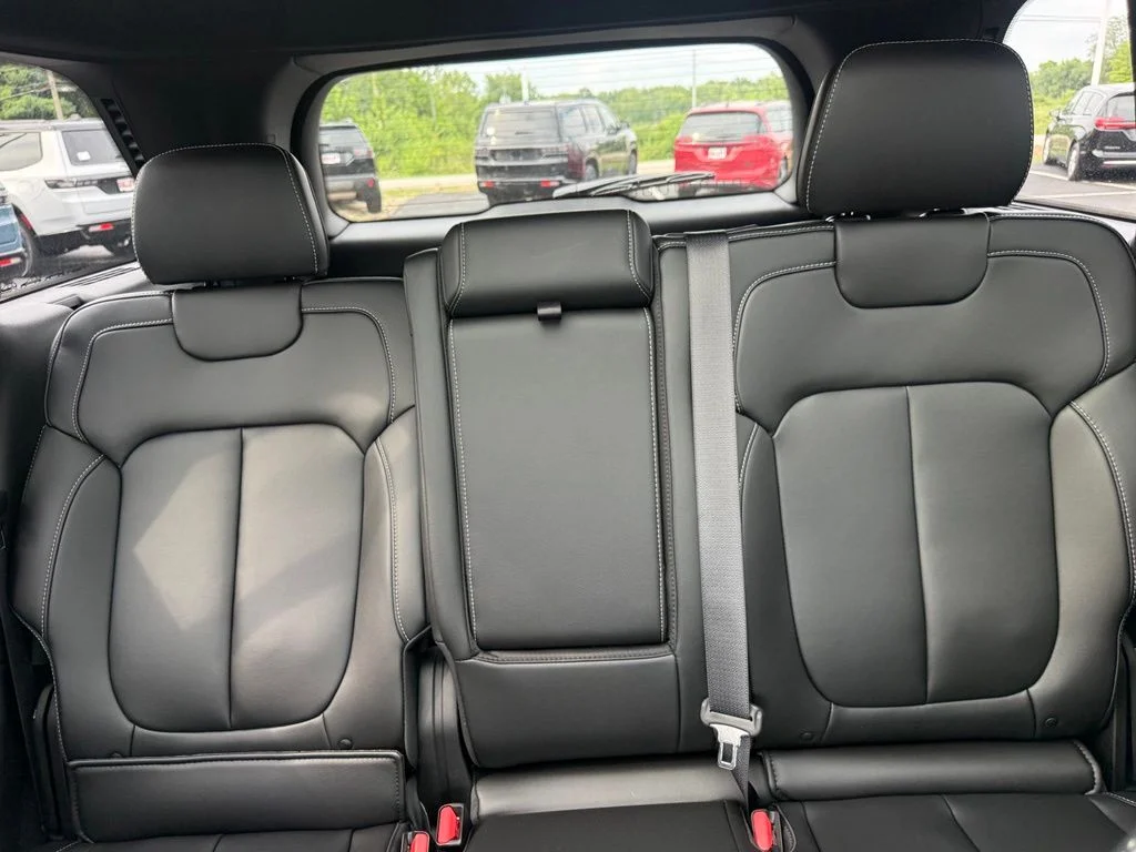 New 2026 Diamond Black Crystal Pearlcoat Jeep Limited image 32