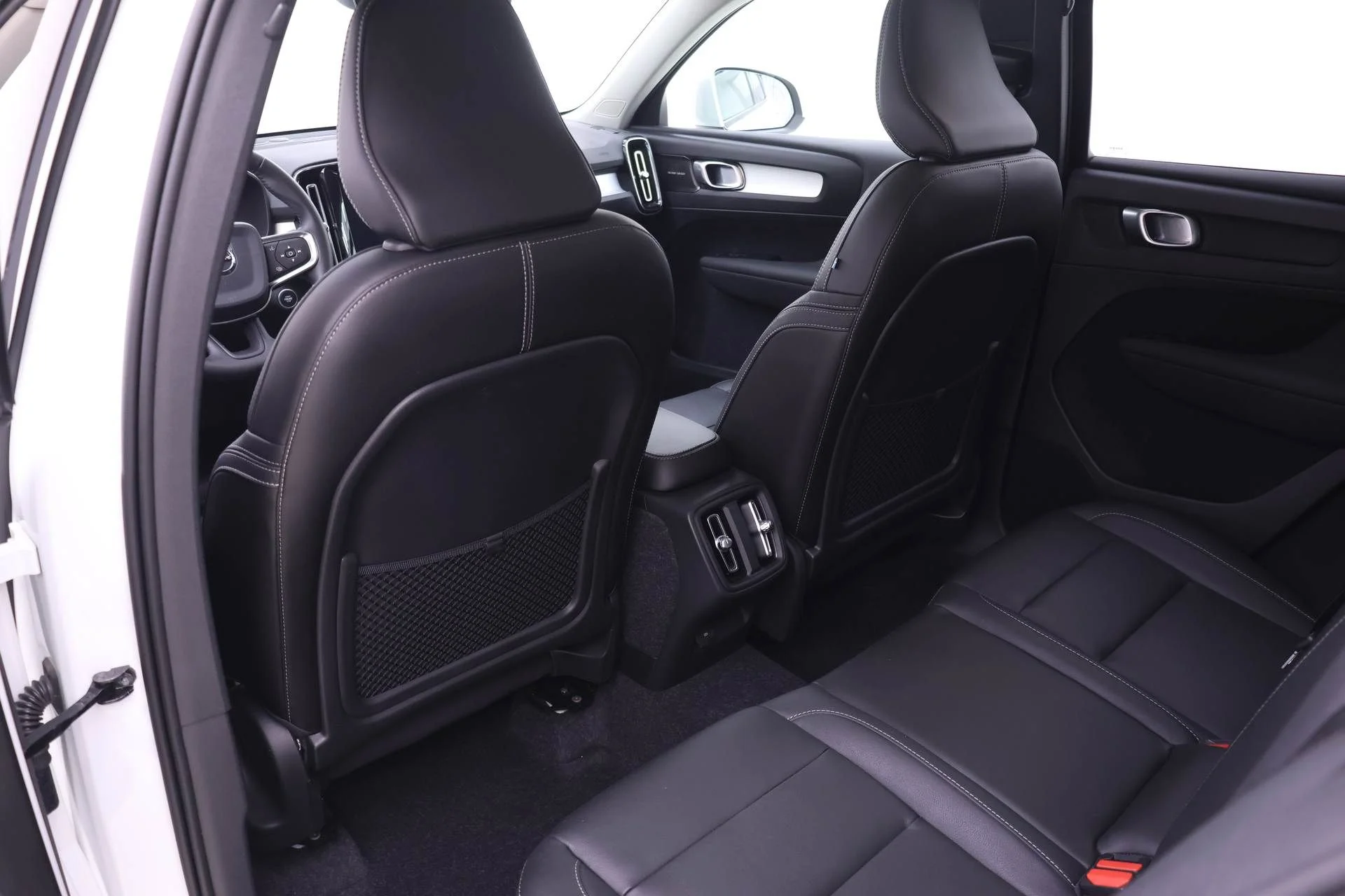 Used 2019 White Volvo Momentum image 15