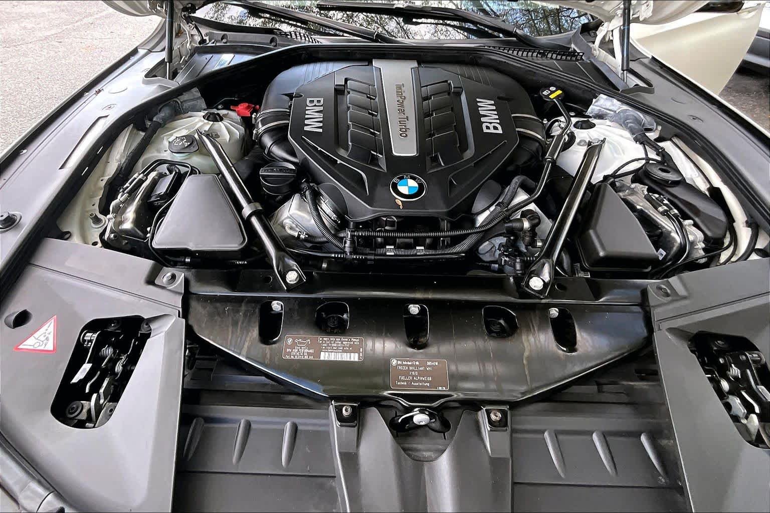 Used 2015  BMW 750Li xDrive image 30