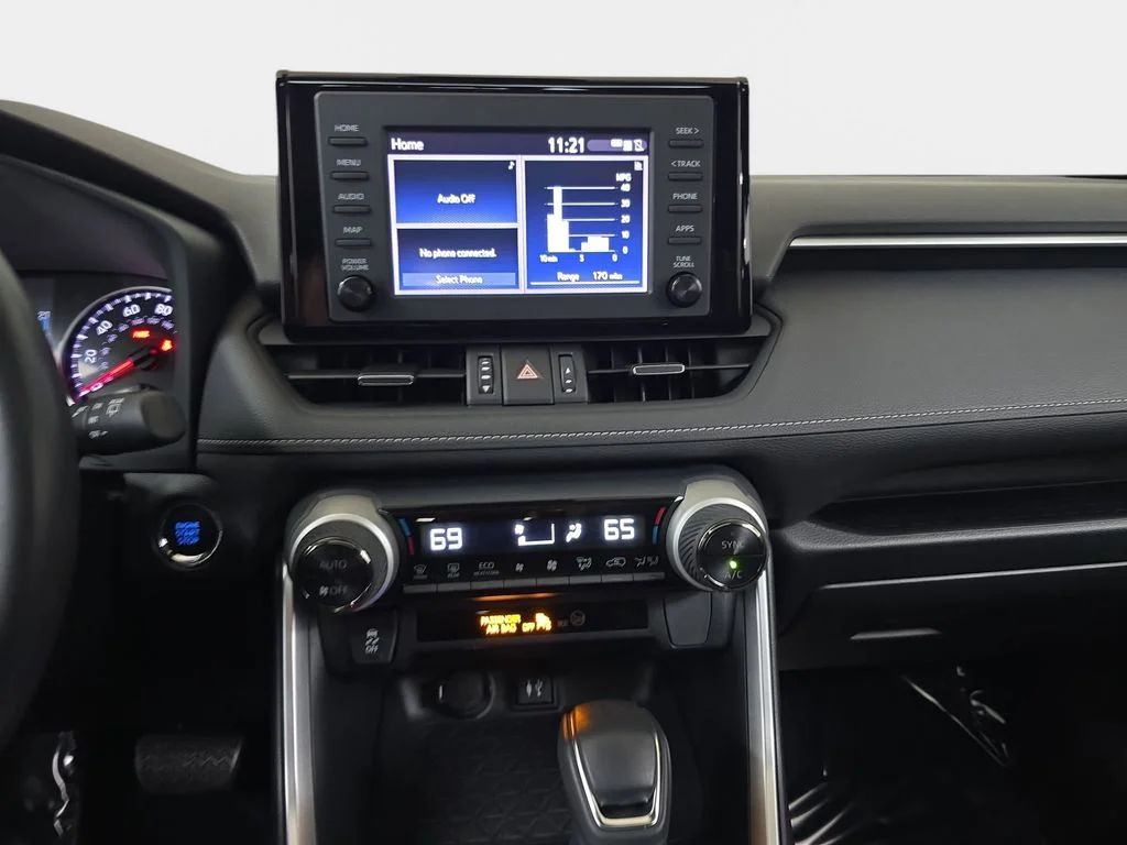 Used 2019 Silver Toyota XLE Premium image 23