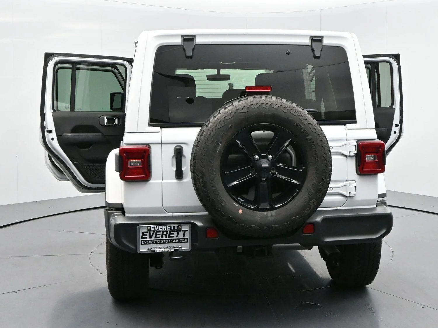 Used 2023 White Jeep Sahara Altitude image 40