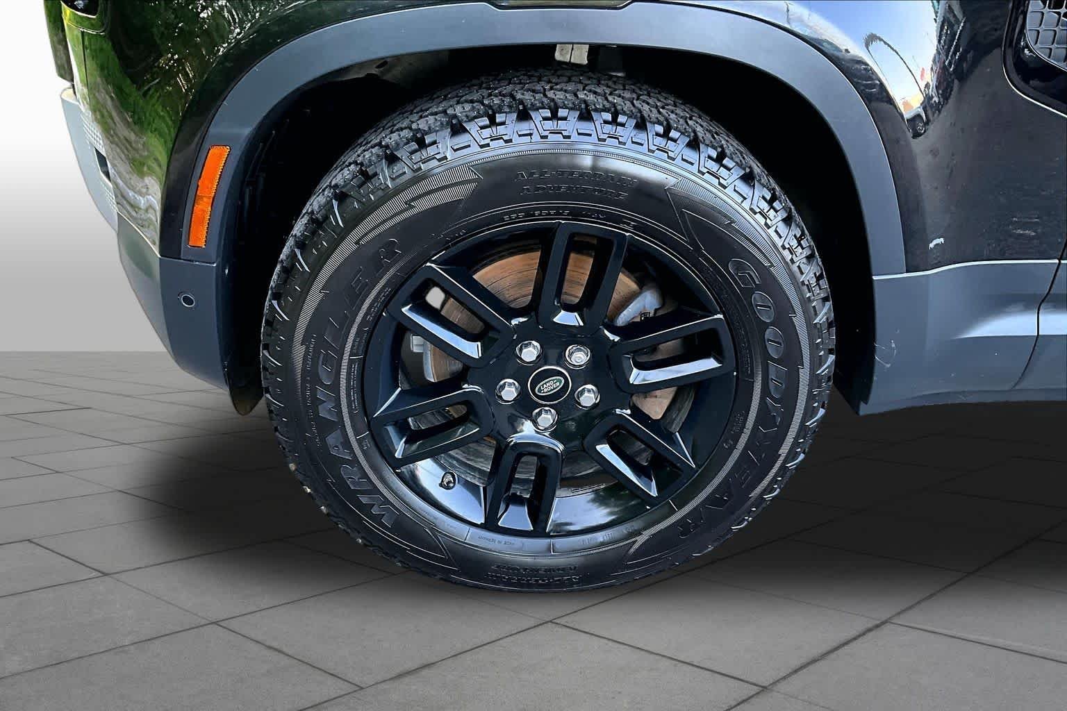 Used 2021 Santorini Black Metallic Land Rover S image 11