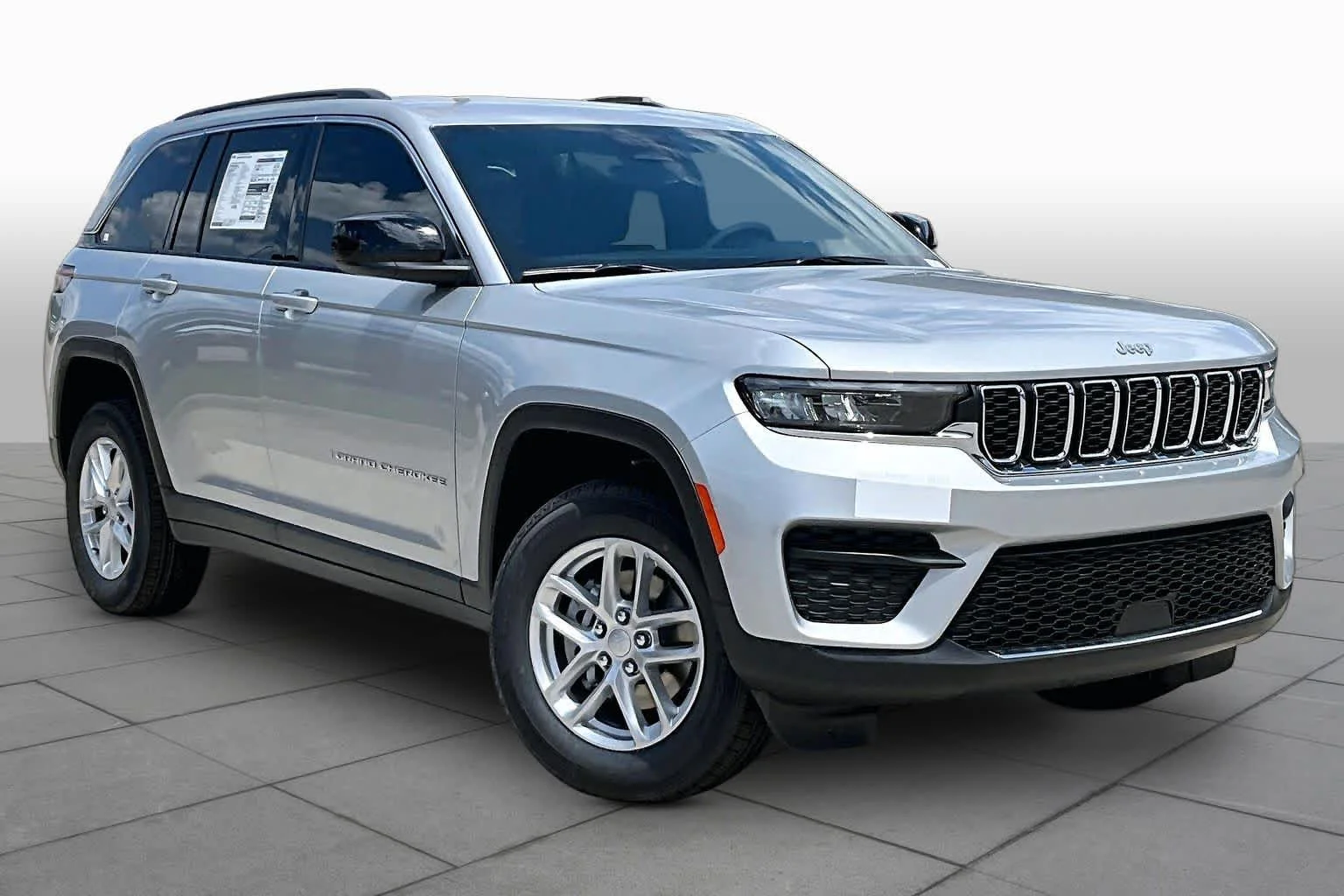 New 2026 Silver Zynith Exterior Paint Jeep Laredo image 2