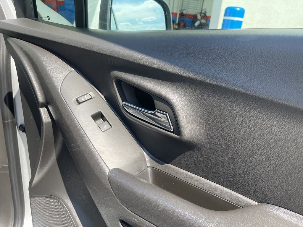 Used 2022 Silver Ice Metallic Chevrolet LT image 19