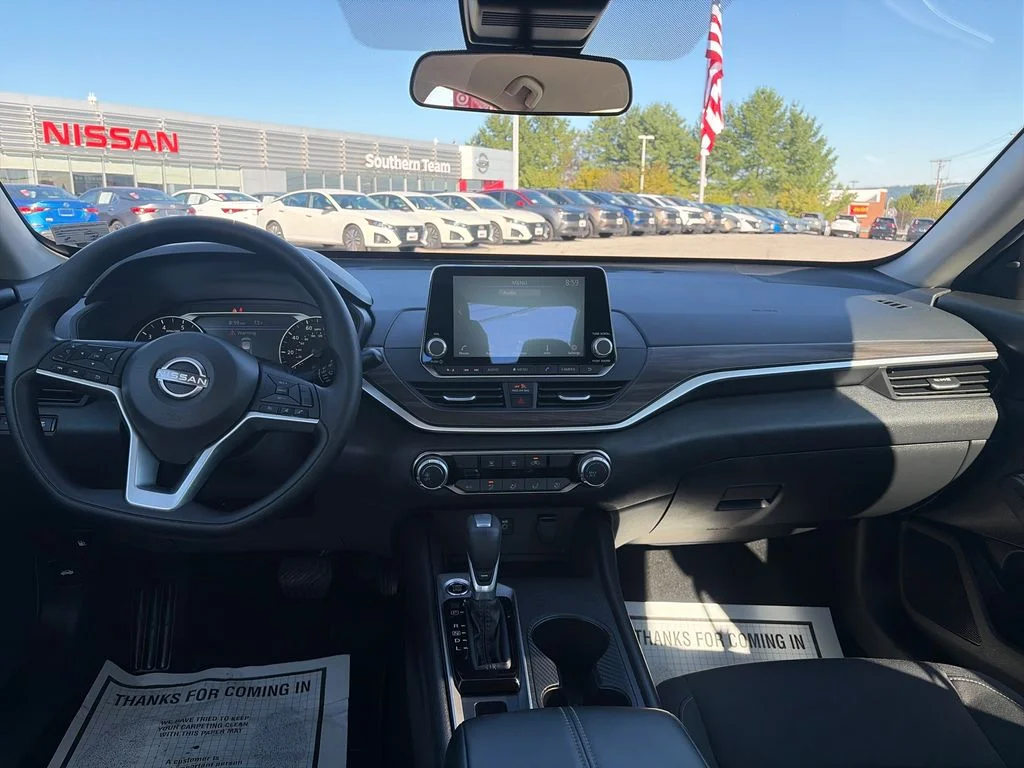 Used 2025 White Nissan 2.5 SV image 13