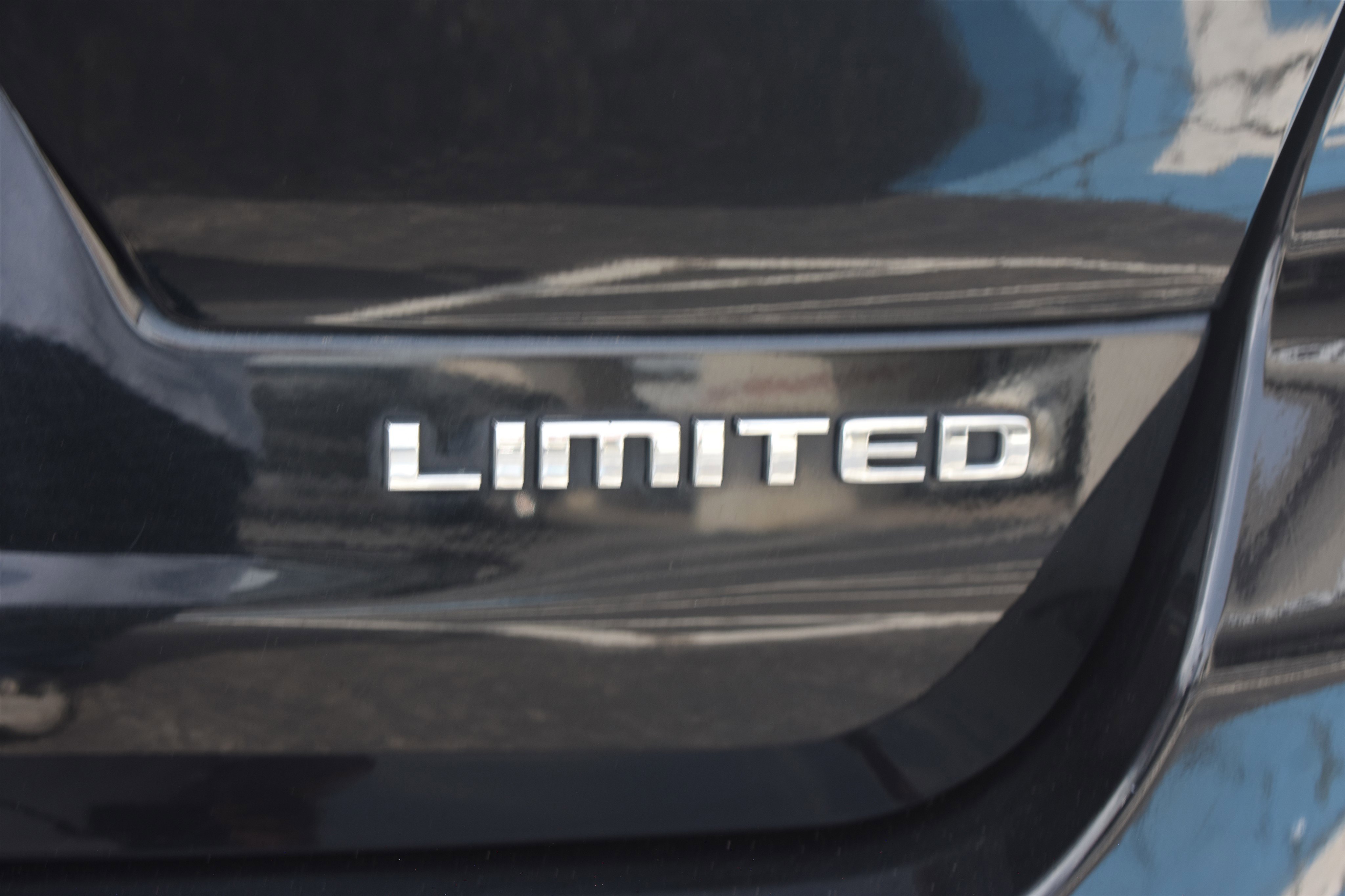 Used 2021 Diamond Black Crystal Pearlcoat Jeep Limited image 8